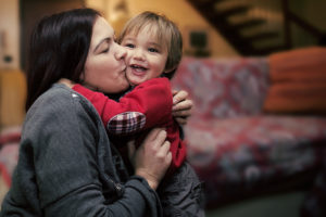 abbraccio mamma e figlio