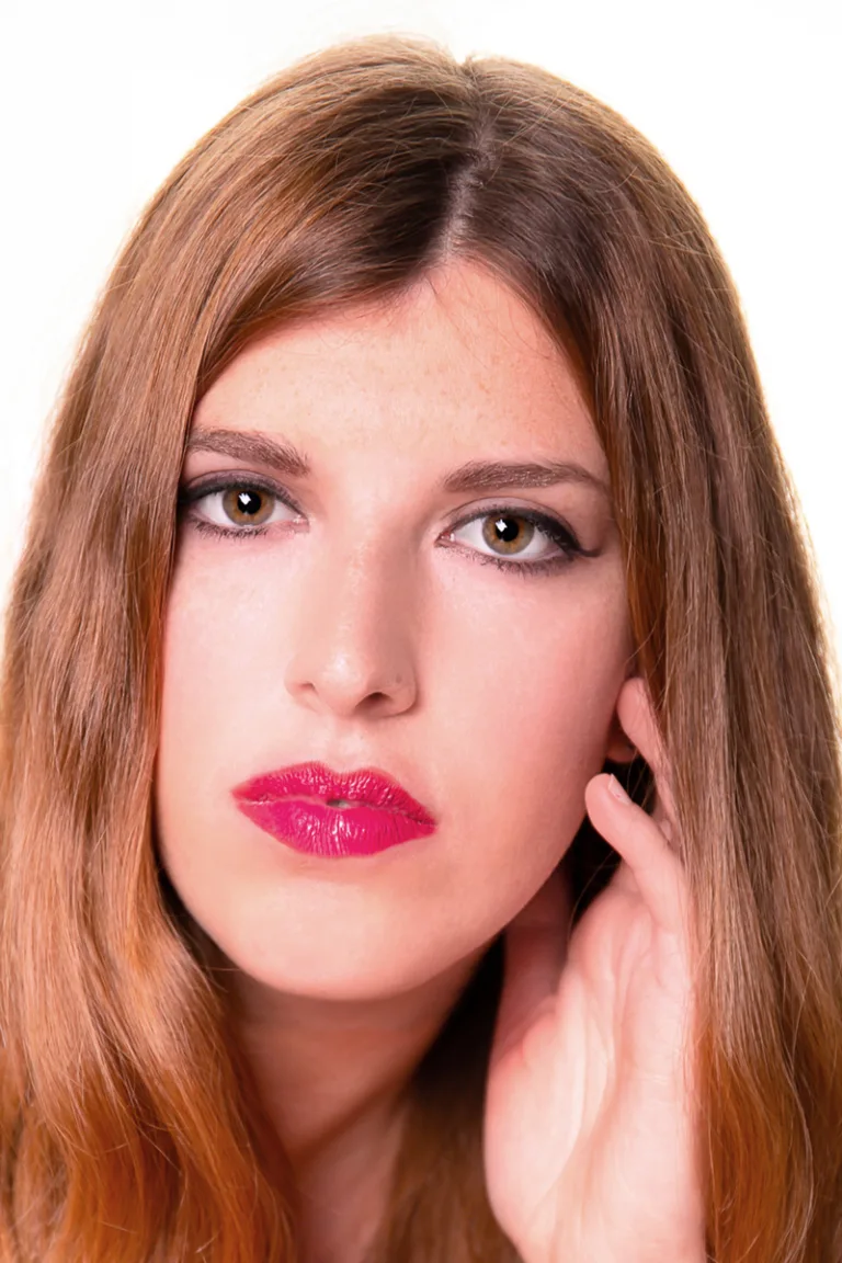 portrait woman fucsia make up